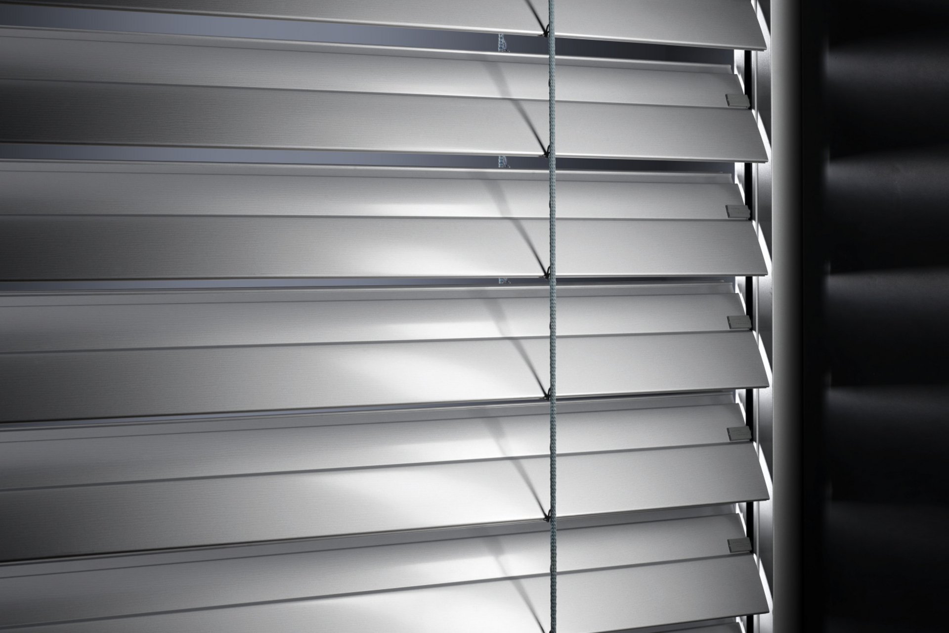 Metal compact venetian blind MV 90