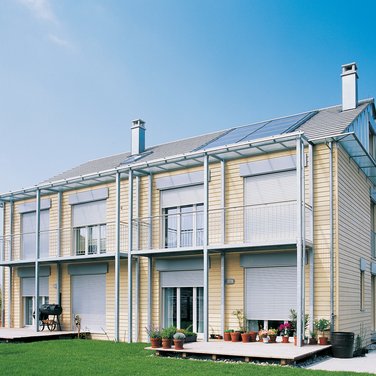 Folding roller blind